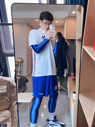 足球队服怎么搭配(足球队服怎么搭配好看)