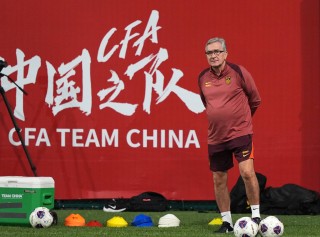 踢足球的伊(踢足球的叫啥)