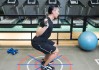 杠铃深蹲足球(杠铃深蹲脚是平行还是外八)