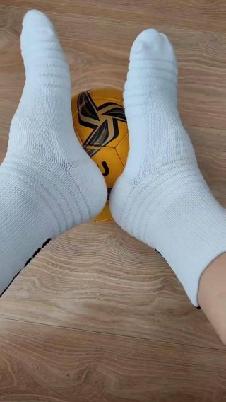 足球袜视频(足球袜怎么穿?)