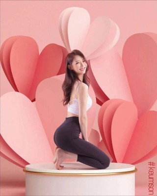 足球黑丝美女(足球美女壁纸高清全屏)