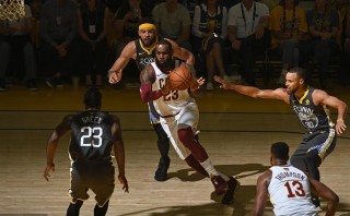 勇士vs骑士裁判(2016nba总决赛抢七全场回放)
