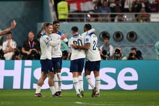 美国vs英格兰视频(美国1比0赢了英格兰)，美国队逆袭战胜英格兰队，足球赛场上的荣耀时刻