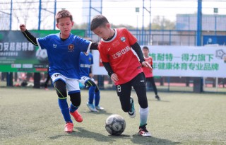 日本小学生足球比赛(日本中小学足球训练视频)