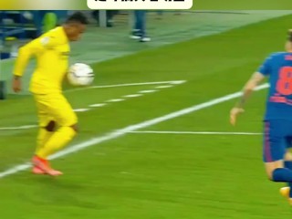 买足球搞笑(足球搞笑瞬间动图gif)