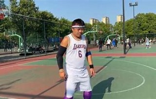 晃肩足球(晃肩动作教学)