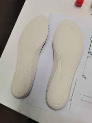 足球鞋塌陷(足球鞋底凹凸不平是为了什么)