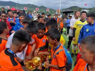 香格里拉足球小学生(香格里拉实验小学2020招生简章)