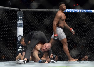 ufc凯恩vs温盾(ufc凯恩和wwe凯恩是一个人吗)
