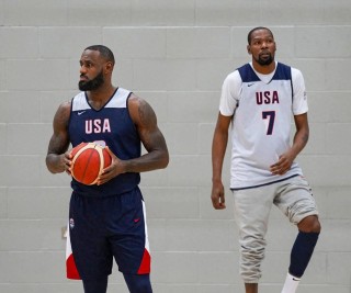 詹姆斯vs杜兰特图片(nba詹姆斯vs杜兰特)