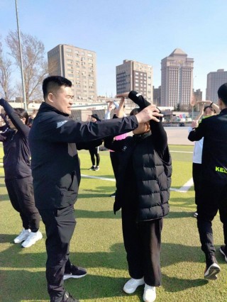 足球比赛结束裁判手势(足球比赛结束裁判手势图)