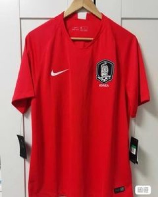 红色足球队服的球队(红色足球队服的球队是什么)
