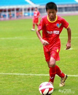 绿城足球白(绿城诚园是什么档次)