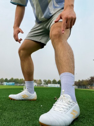 足球教练穿足球鞋(足球教练穿足球鞋好吗)