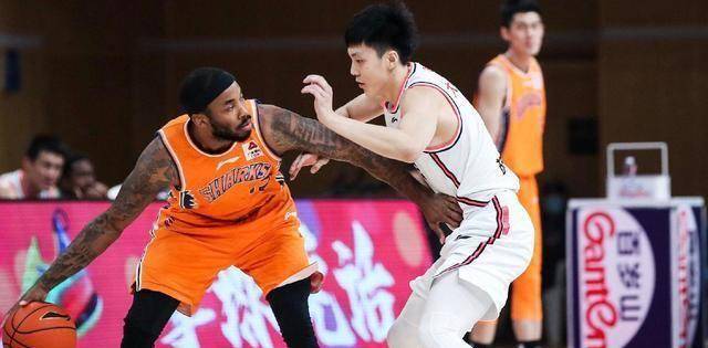 cba广东vs江苏37(cba广东VS江苏录像回放季前赛)，CBA广东队与江苏队季前赛录像回放，广东队以37分优势获胜  第1张