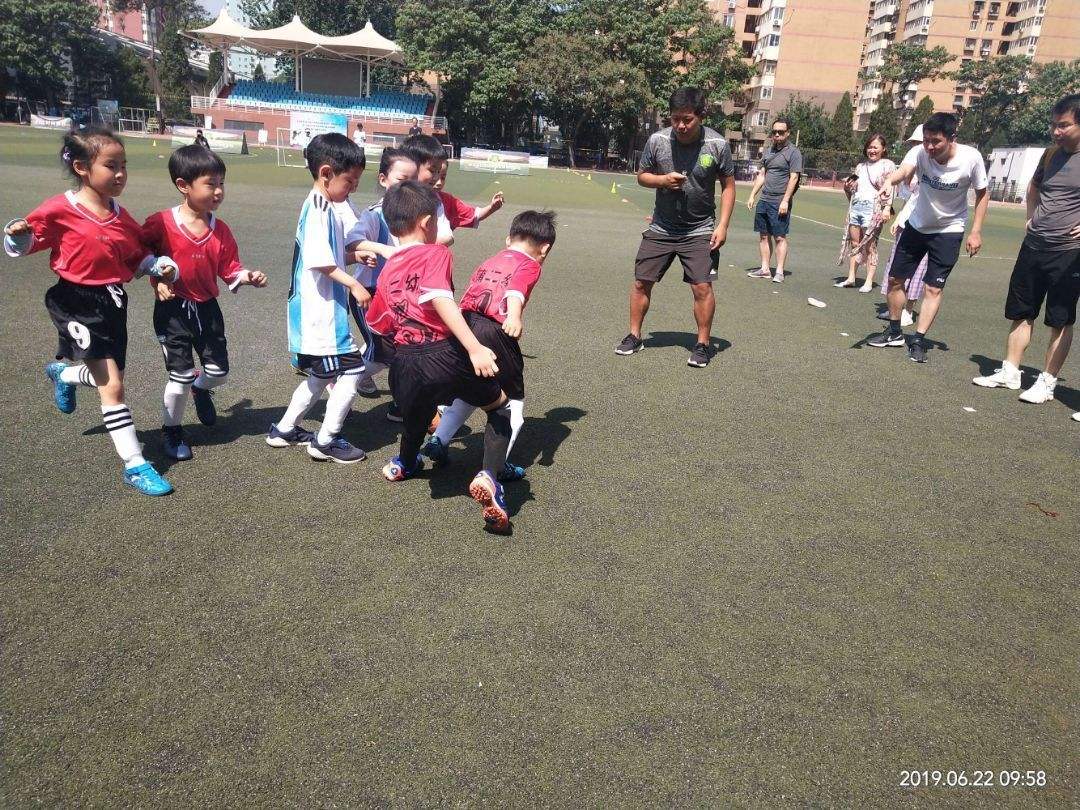 爸爸正在看足球比赛(爸爸正在看足球比赛我想看动画片)  第2张