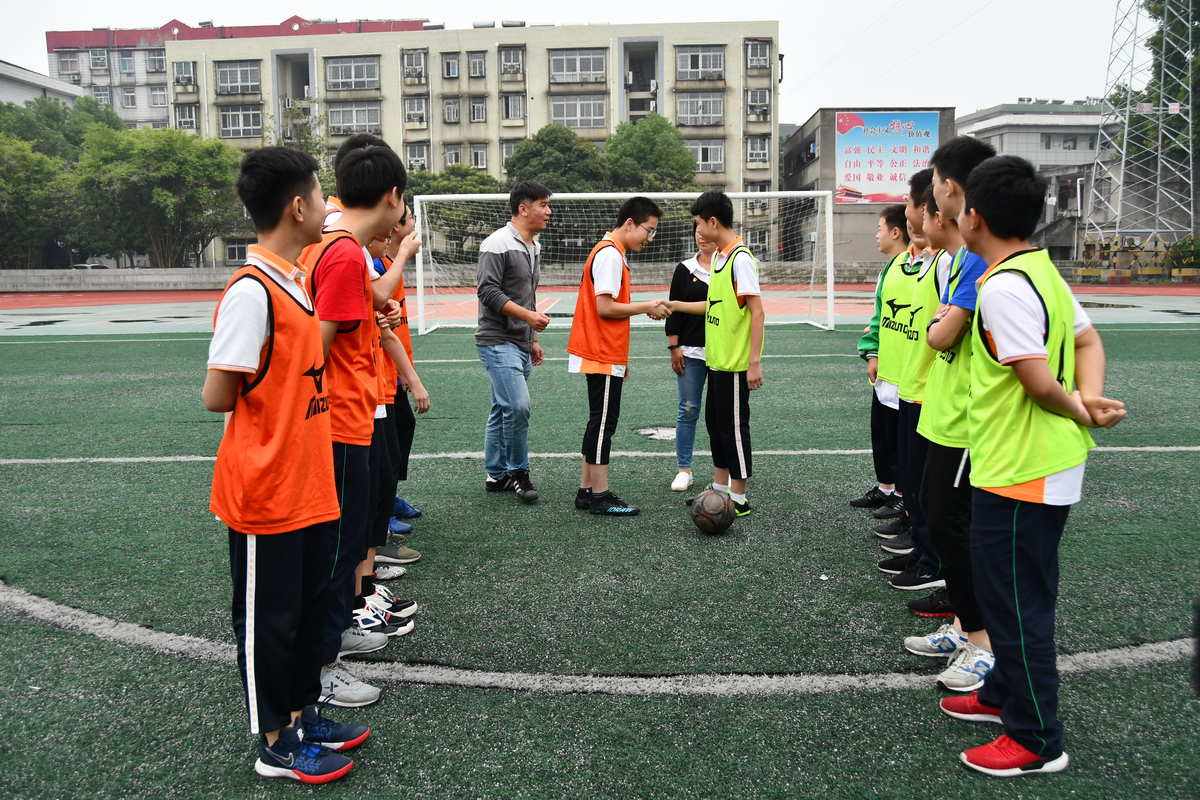 学校举行足球比赛(学校举行足球比赛,A组和B组各有8支球队)  第1张
