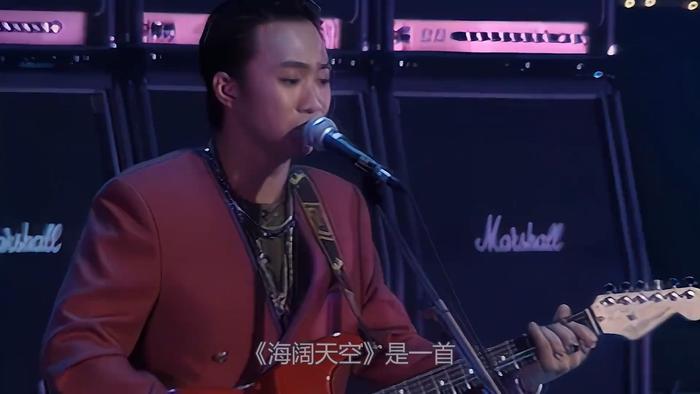 足球场唱海阔天空(足球场万人合唱海阔天空)  第1张