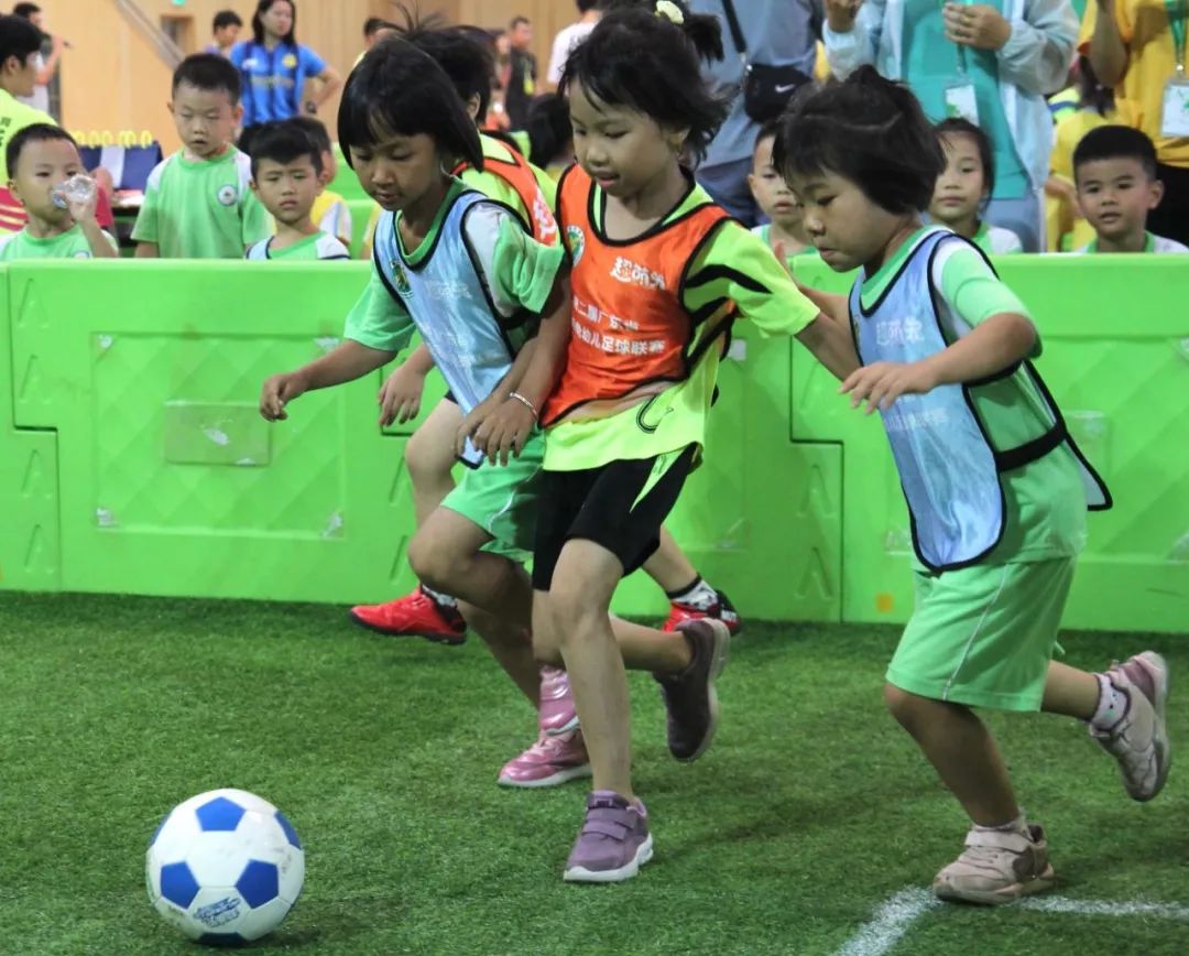 幼儿足球比赛(幼儿足球比赛视频)  第2张