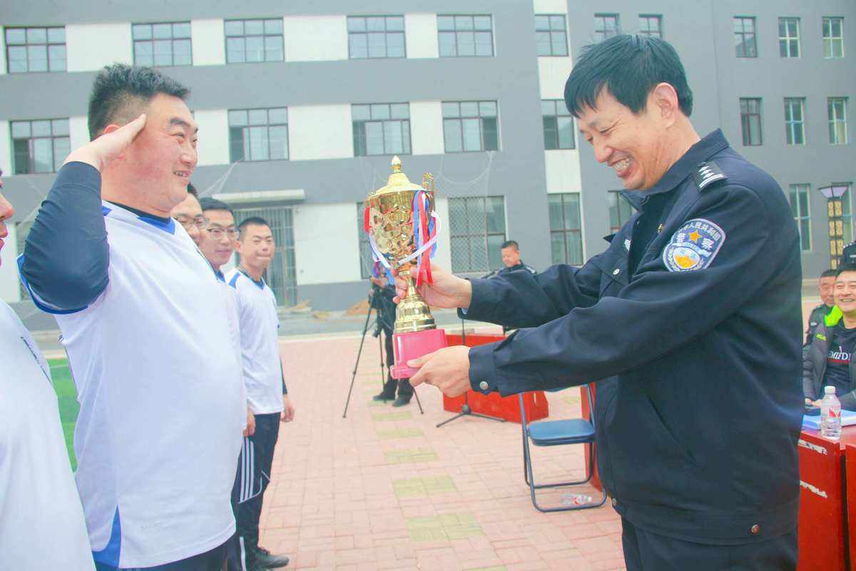 监狱犯人看足球比赛(监狱犯人看足球比赛视频)  第1张