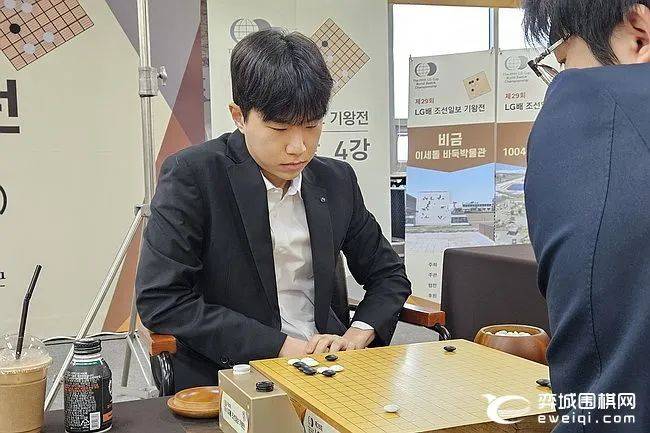 柯洁vs韩国选手(王者归来柯洁势不可挡,绝杀韩国世界冠军豪取四连胜)  第1张