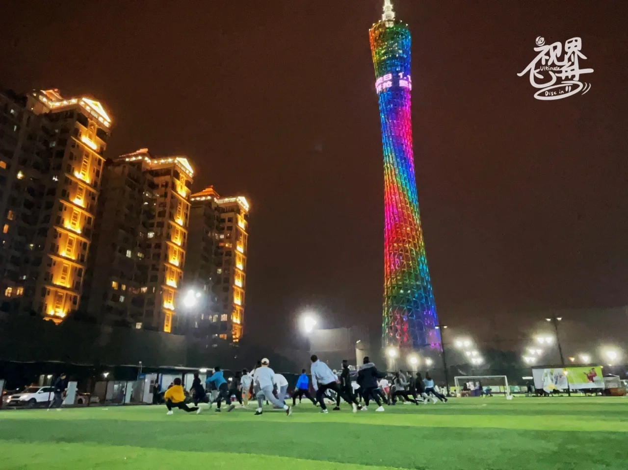 足球场熄灯(足球场夜间照明灯)  第2张