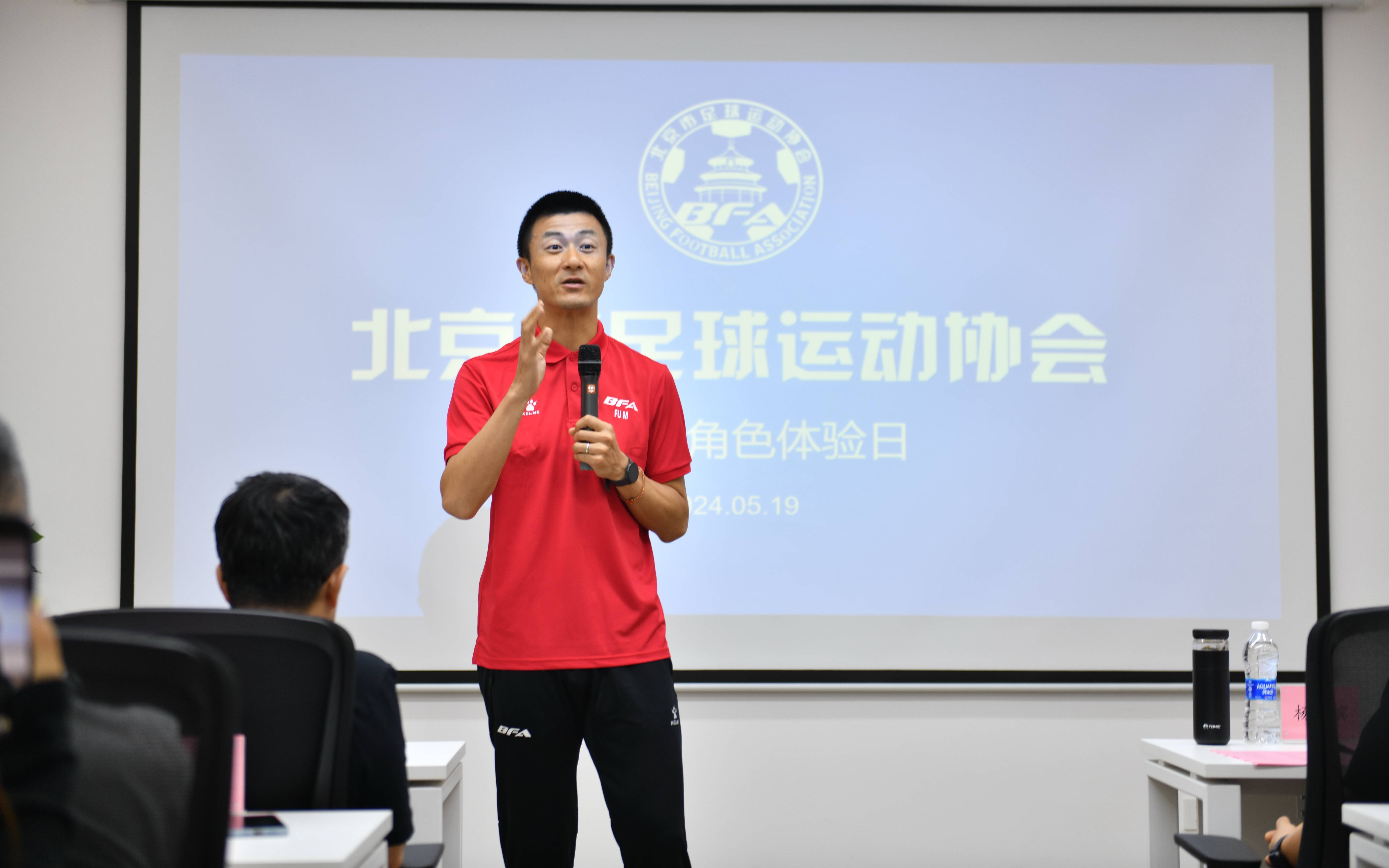 足球裁判规则2016(足球裁判规则及手势及哨声)  第2张