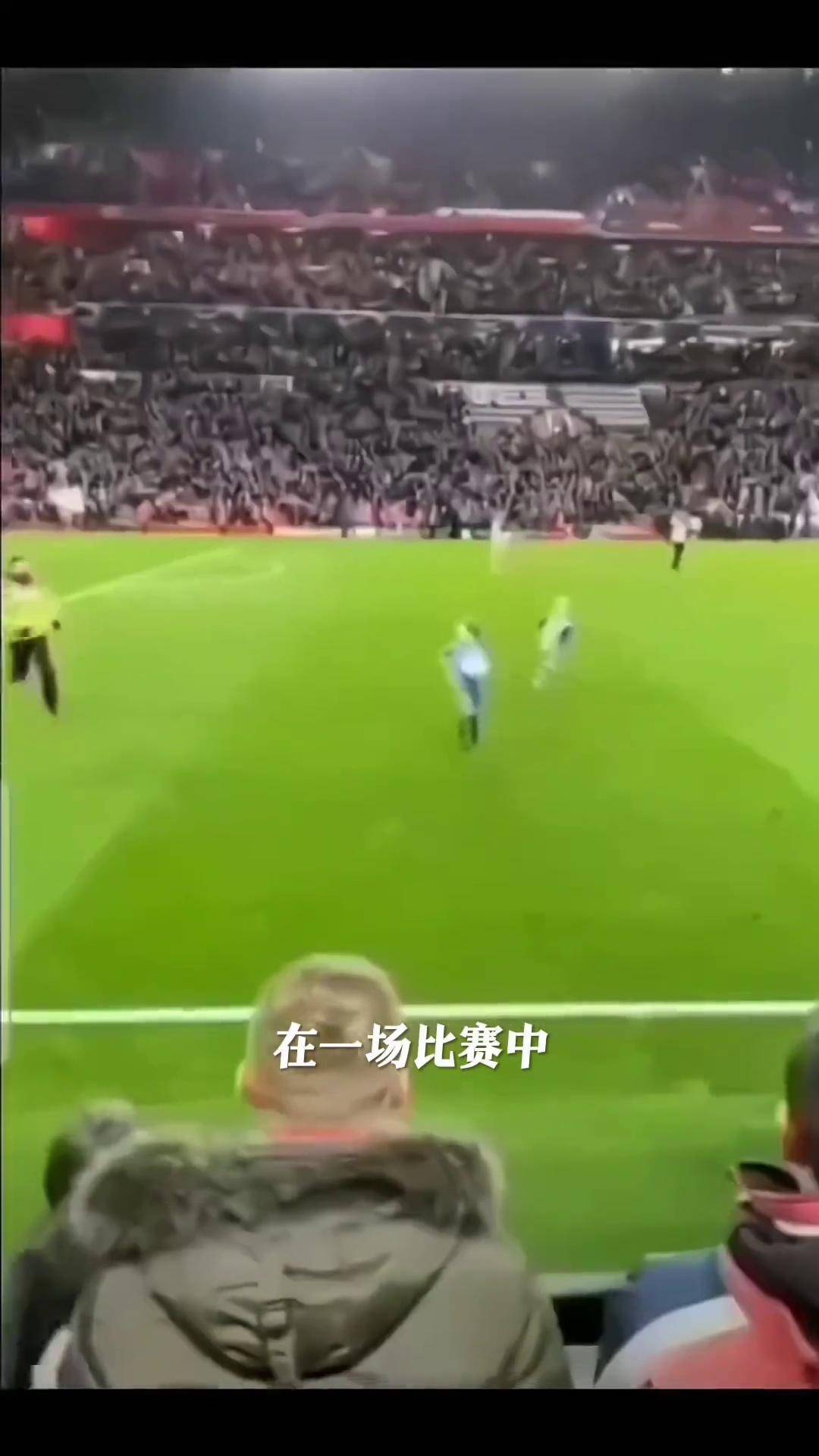 足球场上感人(足球场上感人的一幕)  第2张