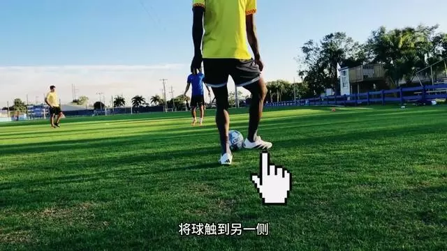 足球基础过人教学(足球过人教学简单实用)  第1张