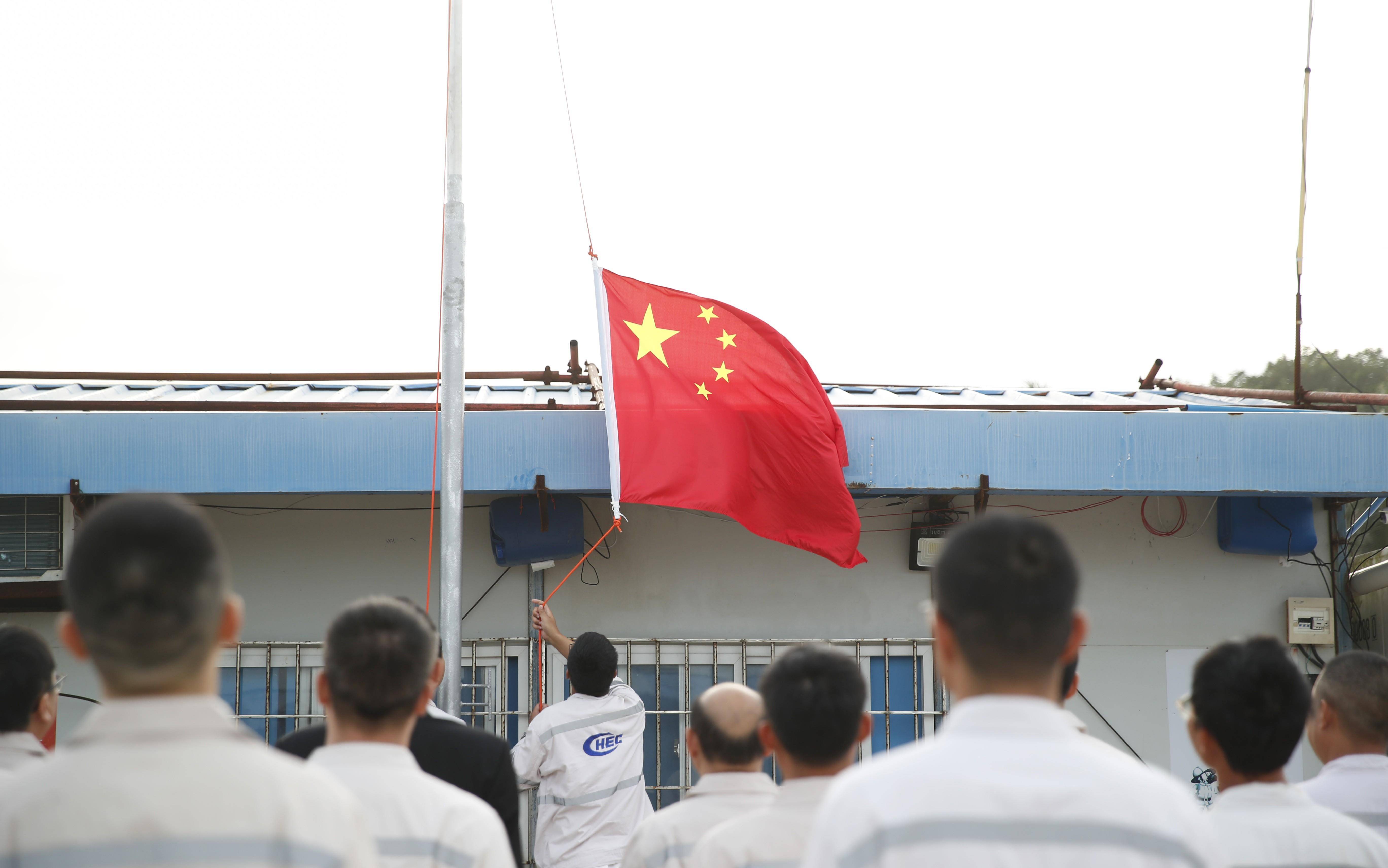 足球场升旗(足球场旗杆位置)  第1张