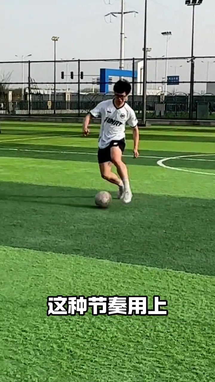 足球靠速度过人视频(足球速度慢怎么过人)  第1张