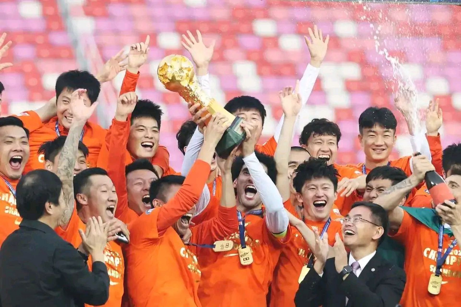 山东鲁能足球比赛重播(山东鲁能足球比赛重播回放)  第2张