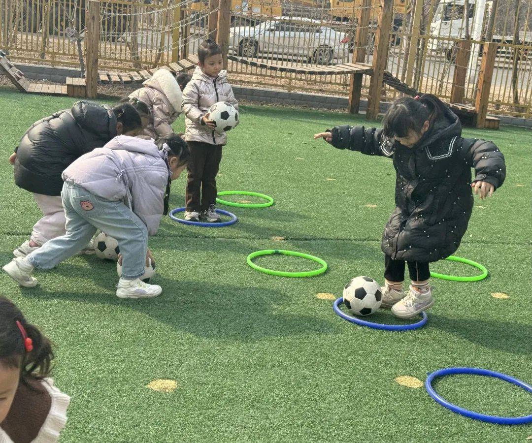 幼儿足球训练视频(幼儿足球基础训练步骤视频)  第1张